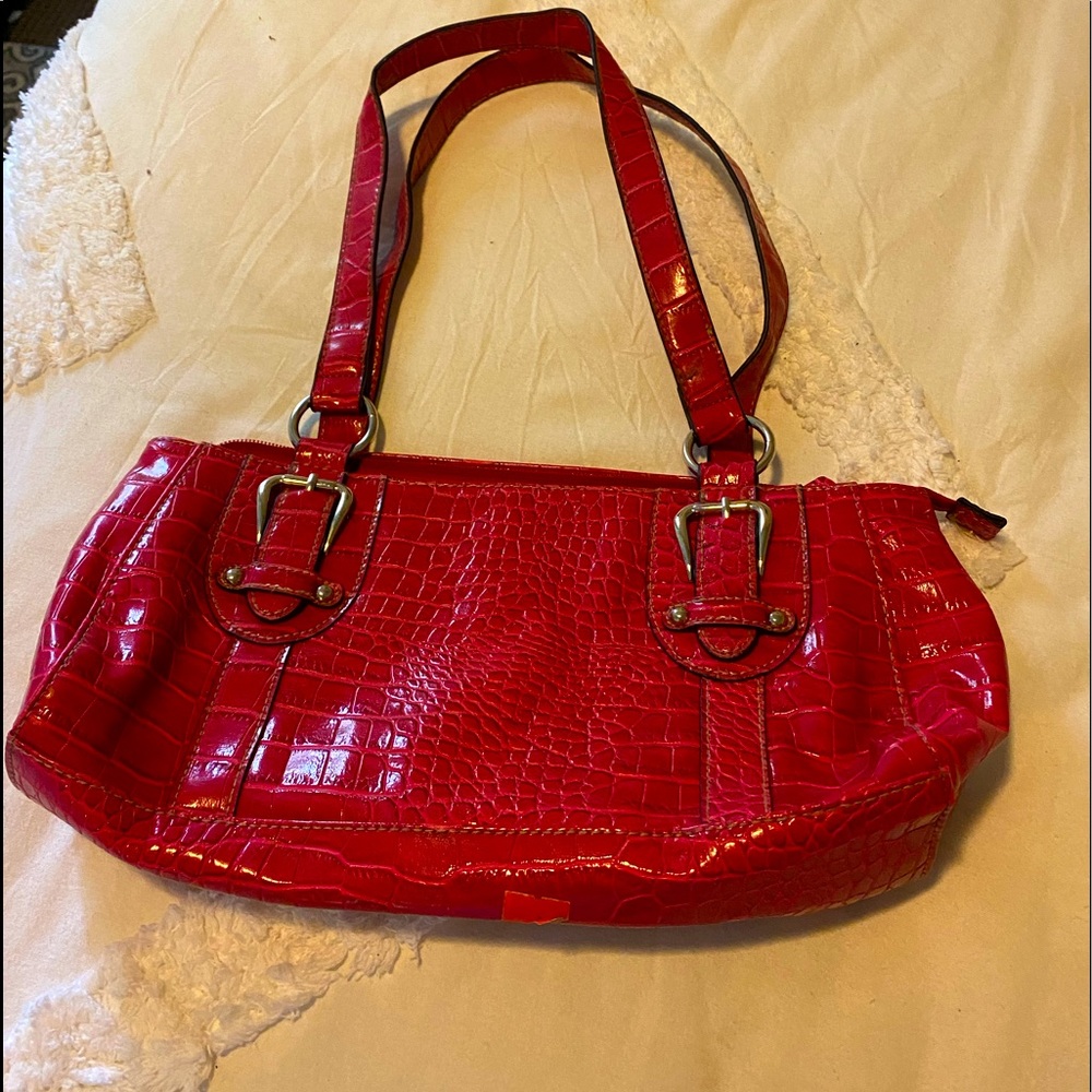 Pink purse, great for adding a pop of color to any outfit!!!!